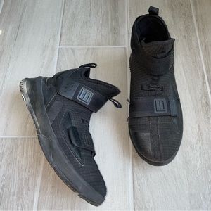 Nike LeBron Sneakers Soldier 13 GS Triple Black Basketball Size 3Y